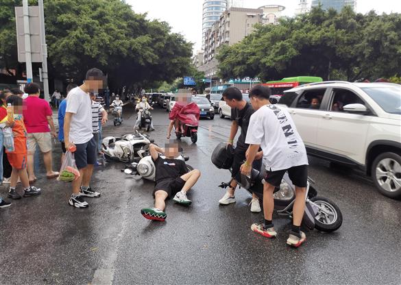 【暖心】馬路遇危急 紅會醫(yī)生伸援手