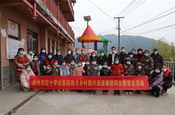 寒冬送暖 共促振興——我院黨委副書記、院長王歡燕率隊赴榮地村開展義診慰問活動